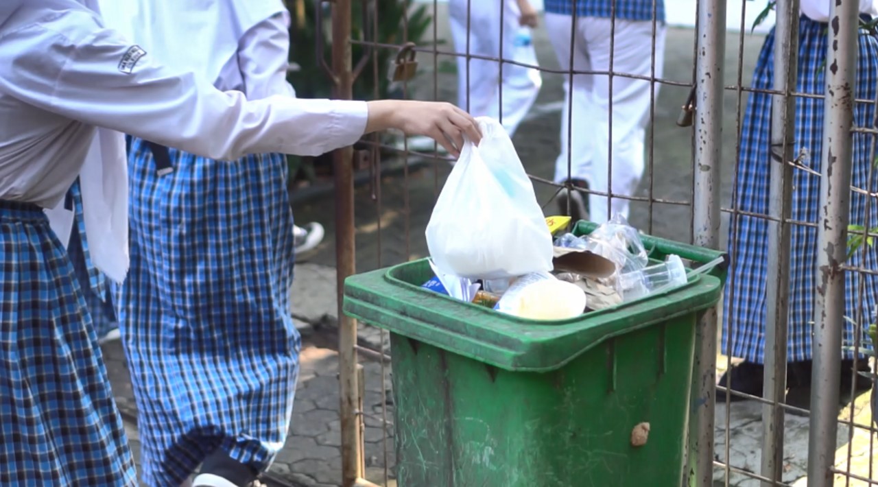 MENGAPA KITA PERLU MELAKUKAN PENGELOLAAN SAMPAH?